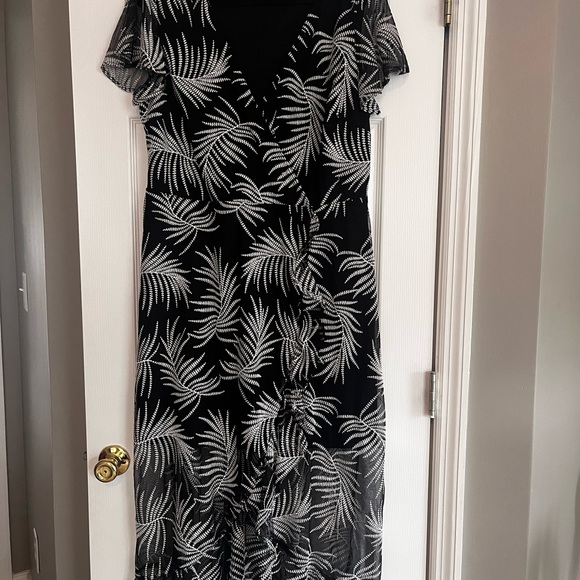 Kensie Black and White Flutter Sleeve Maxi Dress - Picture 1 of 4